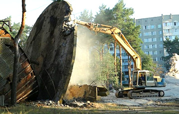 Видеофакт: В Светлогорске рухнула 60-метровая водонапорная башня