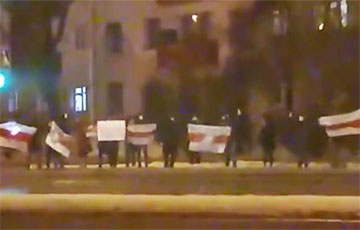На проспекте Жукова минчане выстроились в цепь солидарности