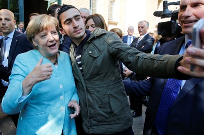 Автор селфи с Меркель обиделся на сравнение с брюссельским террористом