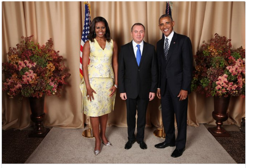 Макей сфотографировался с Бараком и Мишель Обамой