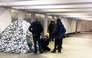 Мигранты начали устанавливать палатки прямо на Немиге в Минске