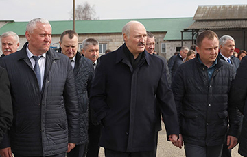 Лукашенко: Надо кого-то догрузить колхозами и совхозами