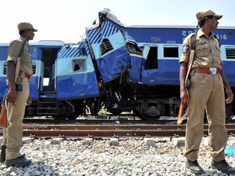 В железнодорожной катастрофе в Индии погибли более 20 человек