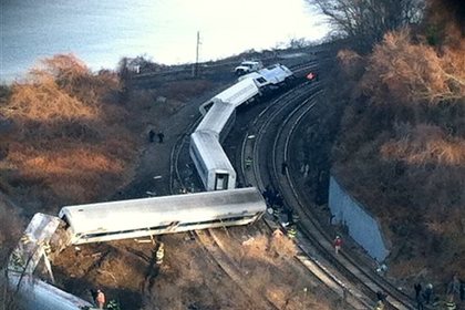При крушении поезда в Нью-Йорке погибли четыре человека