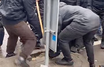 Мигранты разбирают плитку на КПП «Брузги» и бросают ее в польских солдат