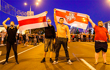 Протестующие в Минске идут с Немиги на площадь Победы