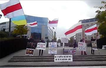 Белорусы Брюсселя провели митинг под бело-красно-белыми флагами