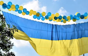 Видеофакт: Военные запустили в сторону Донецка украинский флаг