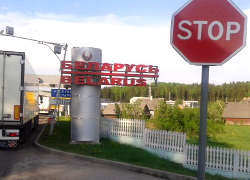 На границе с Беларусью застряли фуры с продуктами для России