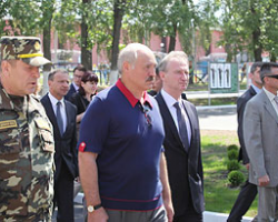 Лукашенко попробовал солдатские консервы