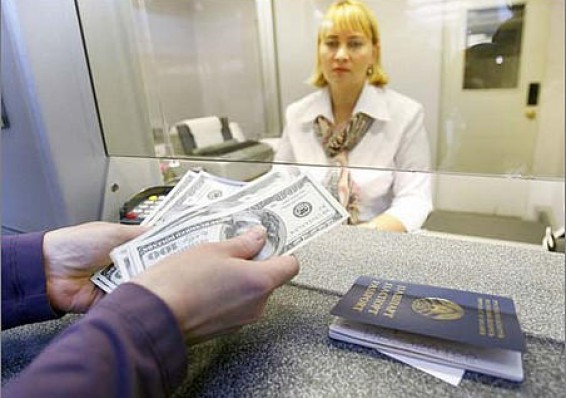 Белорусы забирают валютные вклады из банков и проедают сбережения