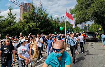 Бело-красно-белый флаг в Хабаровске: перекличка солидарности