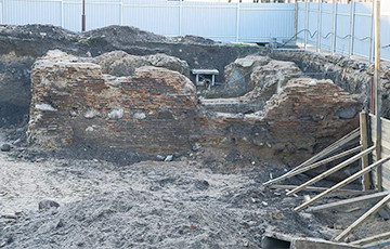 В центре Гродно строители обнаружили старинные фрагменты зданий
