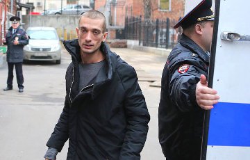 Поджегшего дверь ФСБ художника Павленского передали психиатрам