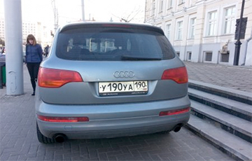 Фотофакт: Россиянин припарковал авто на тротуаре возле Витебского музея