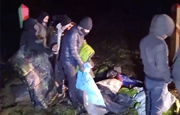 Вооруженные белорусские силовики гнали мигрантов на штурм литовской границы
