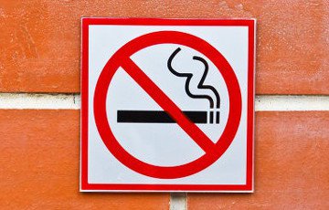 В Беларуси запретят курить на остановках