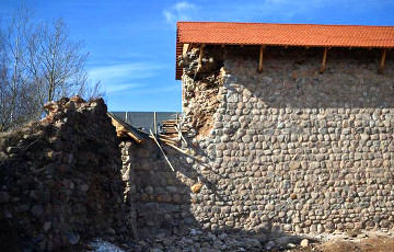 В Кревском замке рухнула часть консервационной кладки