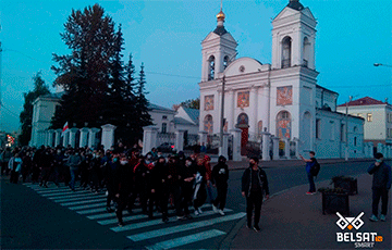 Большая колонна протестующих идет по центру Витебска