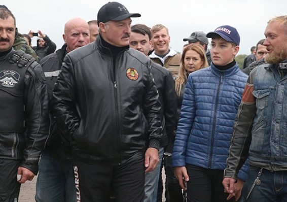 Александр Лукашенко с сыновьями принял участие в байкерском фестивале