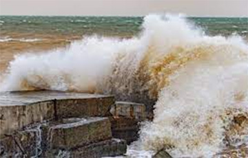 В Крыму шторм смыл окопы московитов на пляжах