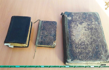 Белорусские таможенники конфисковали у польки столетние книги