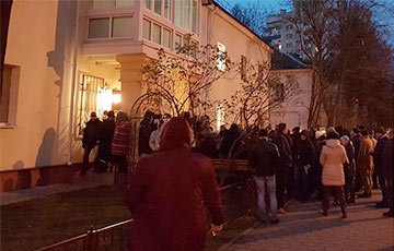 Очередь за дешевыми квартирами в Минске: За доверенность «перекупы» платили  $2 тысячи