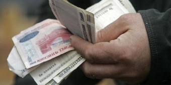 Белорусы в январе-апреле снизили покупку у банков наличной иностранной валюты на 51,2%