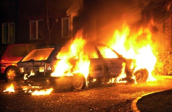 Неизвестные подожгли в Минске легковой автомобиль