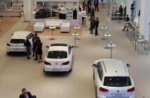 Шоу-румы Беларуси начали продавать машины по новым правилам: первые проблемы