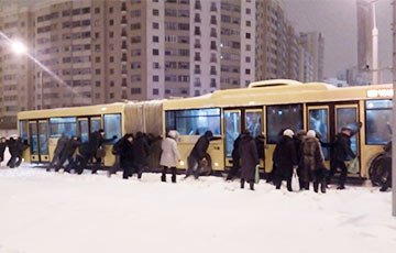 Стихия в Минске: улицы занесены снегом, движение сильно затруднено