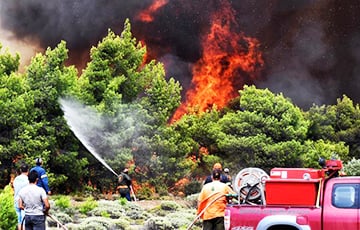 Пожар к северу от Афин вышел из-под контроля, людей эвакуируют на побережье