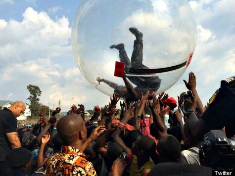 Рэпер Эйкон из-за вируса Эбола выступил в Конго в пластиковом шаре