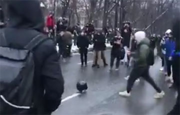 Видеофакт: В Москве протестующие играют в футбол шлемом ОМОНовца
