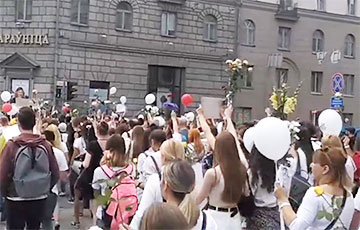Колонна протестующих возле здания МВД в Минске скандировала «Перемен!»