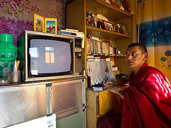 Китайцы отобрали у тибетских монахов телевизоры