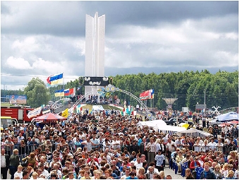 Ребят из Беларуси, России и Украины соберет праздник у монумента Дружбы