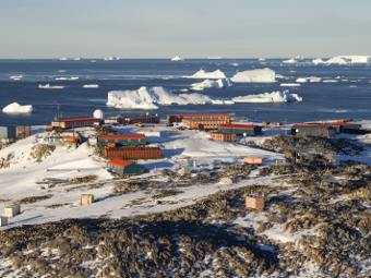 В Антарктике пропал вертолет с полярниками