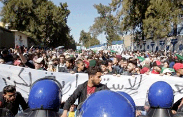 В Алжире акции против правителя достигли пика массовости