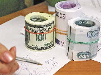 Белорусский рубль укрепился к доллару, ослаб к евро и российскому рублю