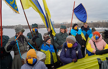 «Украина едина»: В Киеве сотни человек образовали «живую цепь»