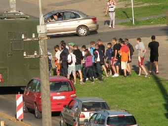 В Минске футбольный фанат помочился на автозак