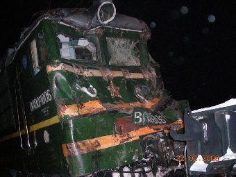 Грузовик столкнулся с электровозом на железнодорожном переезде в Кобринском районе