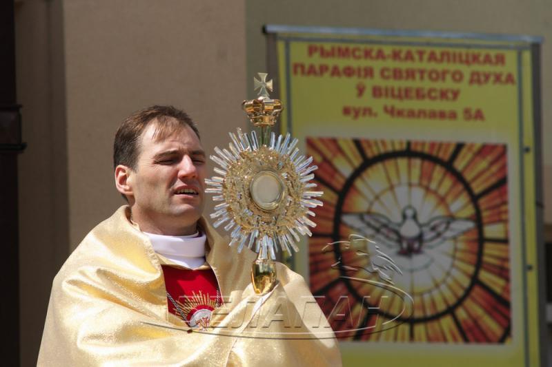 Сотни католиков провели шествие по центру Витебска