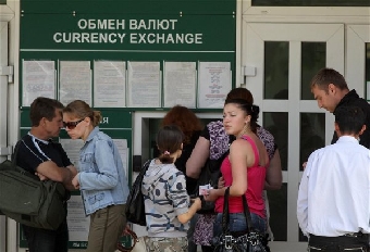 Национальная валюта усилилась к доллару и российскому рублю, ослабла к евро