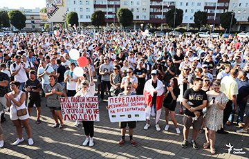 Солигорчане взялись за руки на площади в знак благодарности друг к другу