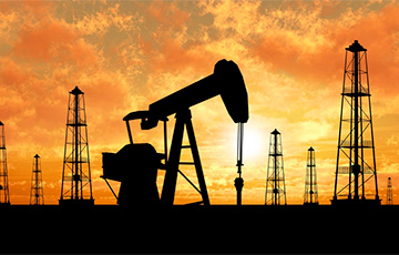Цена нефти Brent впервые более чем за год упала ниже $55