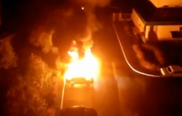 Очевидцы сообщили о горящих машинах возле прокуратуры в Солигорске