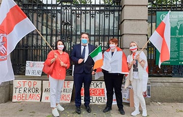 Белорусы провели пикет солидарности перед парламентом Ирландии