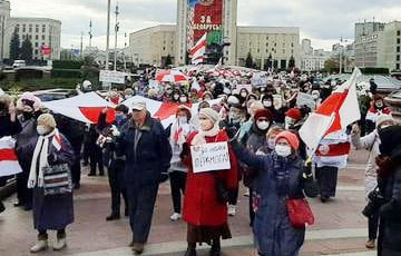 Длинная колонна пенсионеров и медиков идет по проспекту Независимости в Минске